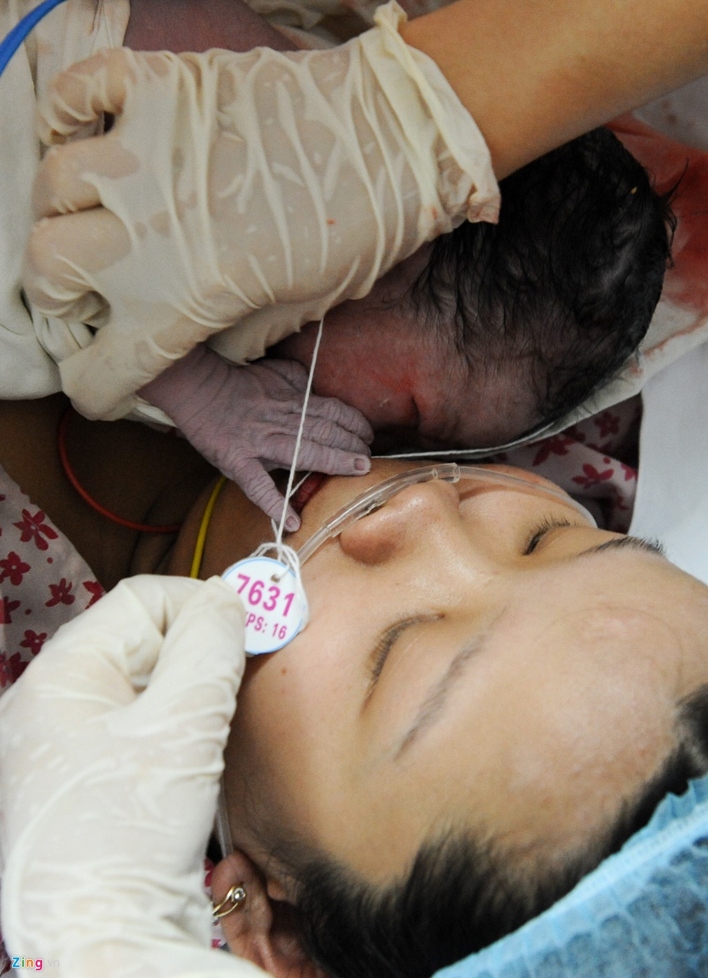 bú sữa mẹ ngay sau sinh ảnh 1 bu sua me ngay sau sinh anh 1