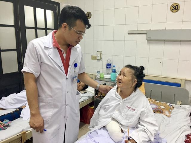 Liên tiếp tiếp nhận bệnh nhân bị chó cắn  ảnh 2 Lien tiep tiep nhan benh nhan bi cho can anh 2