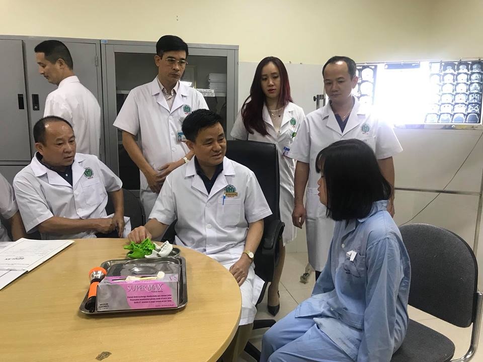 Vi phau tai tao khuon mat cho thieu nu bi u xo xuong hinh anh