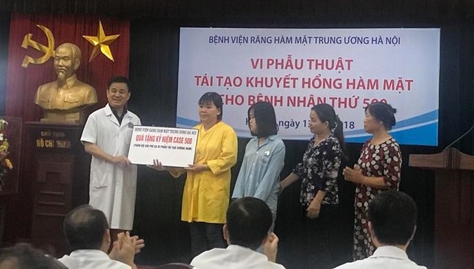 Ca vi phau mien phi tai tao khuon mat cho thieu nu anh 2