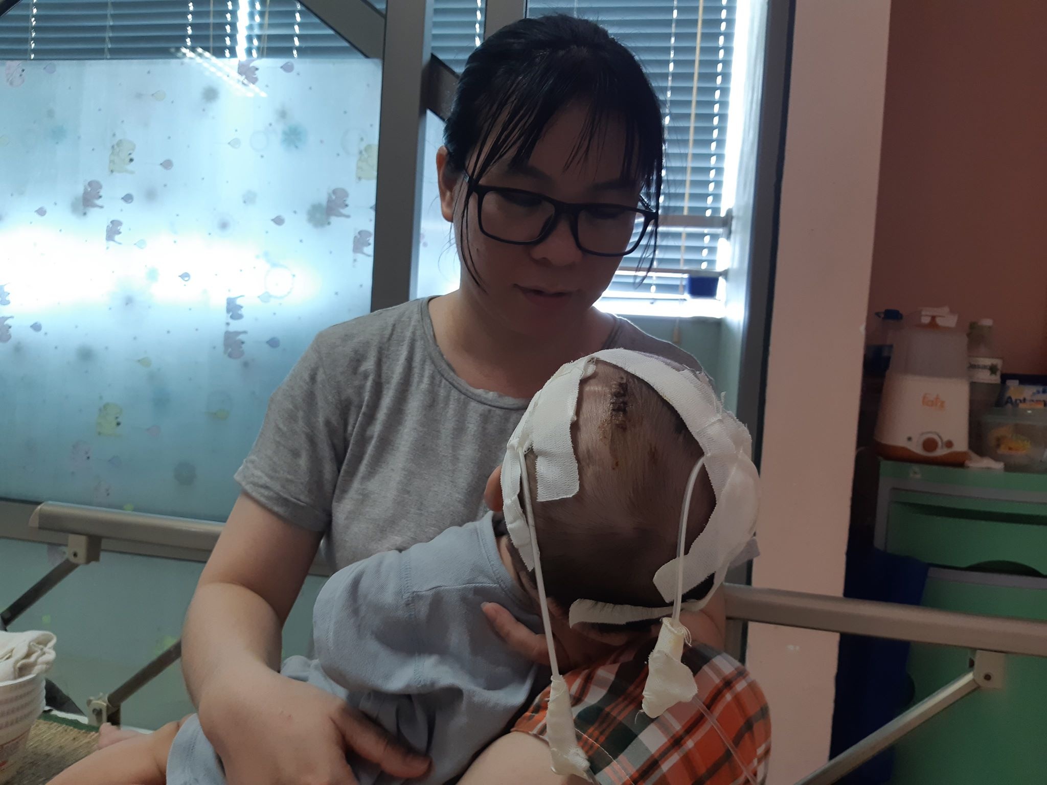 bé trai 14 tháng tuổi trải qua 11 lần phẫu thuật ảnh 2 be trai 14 thang tuoi trai qua 11 lan phau thuat anh 2