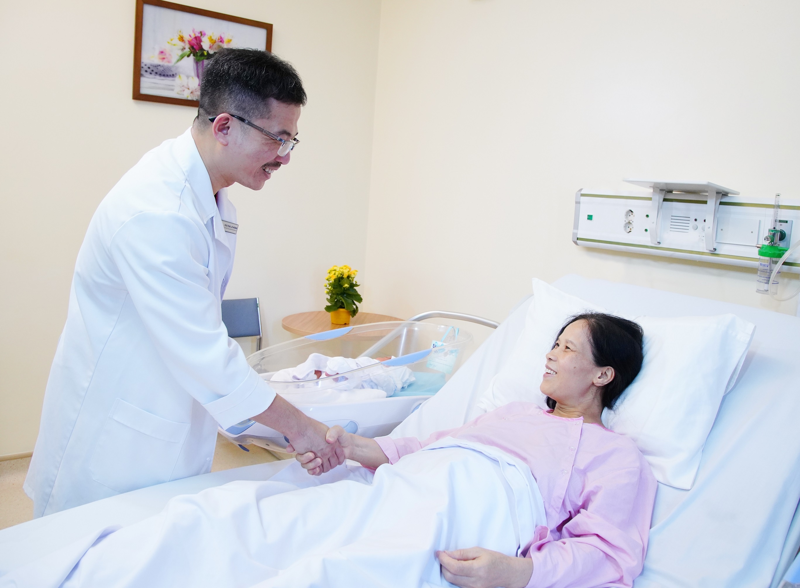 Me 53 tuoi "lieu minh" sinh doi anh 2