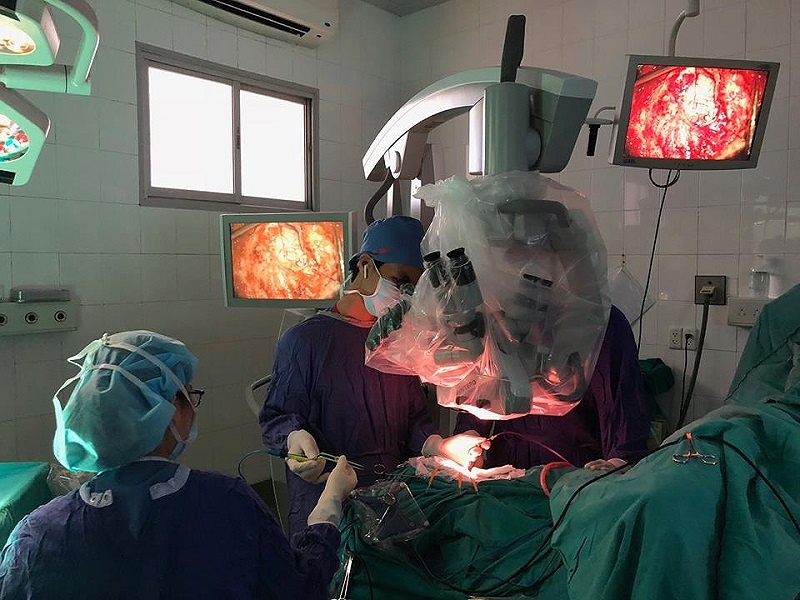 Cuu song be trai nguy kich bi benh vien lien tiep tra ve hinh anh