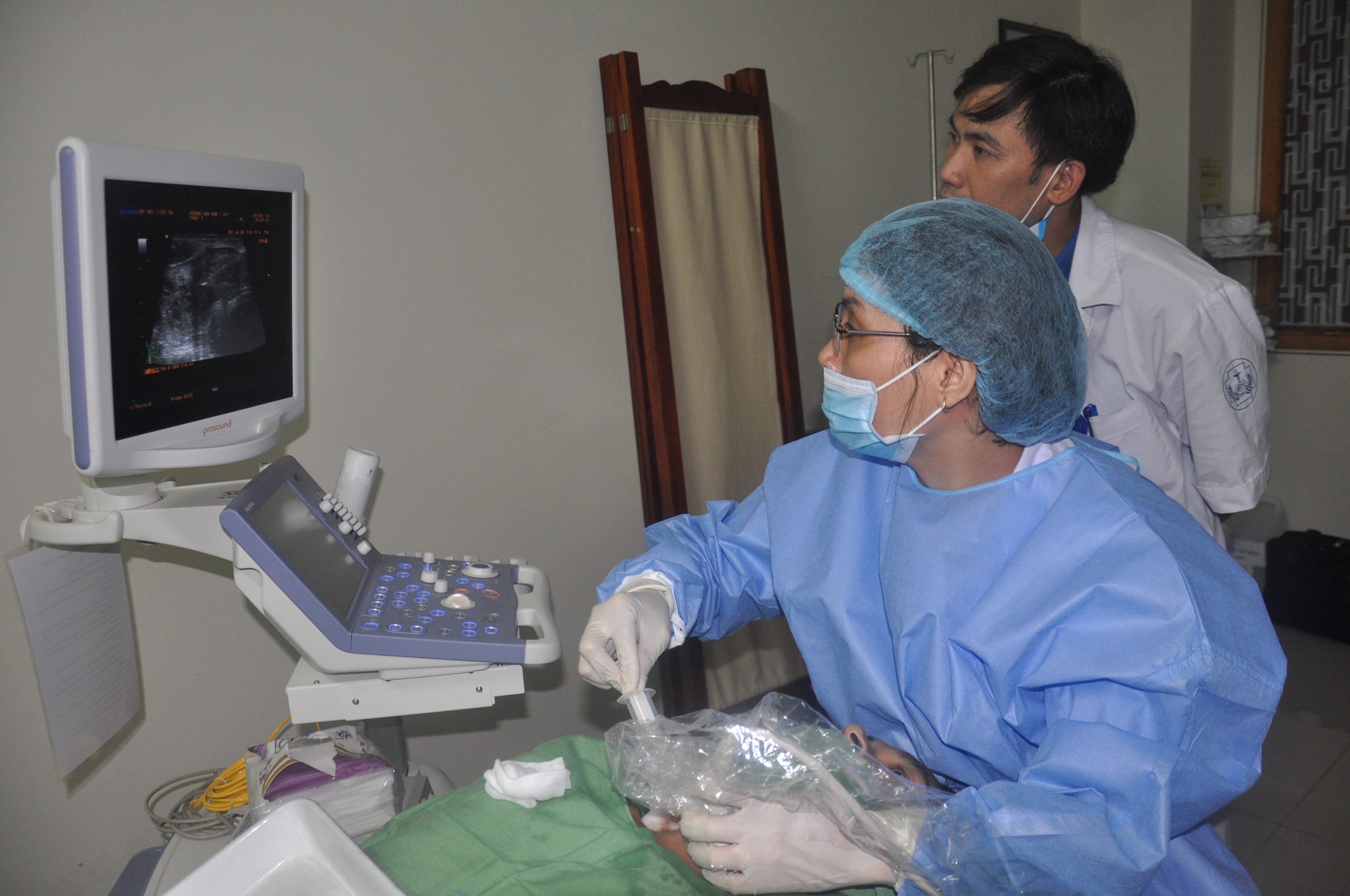 Bac si tiem con truc tiep vao khoi u tuyen giap cua benh nhan hinh anh