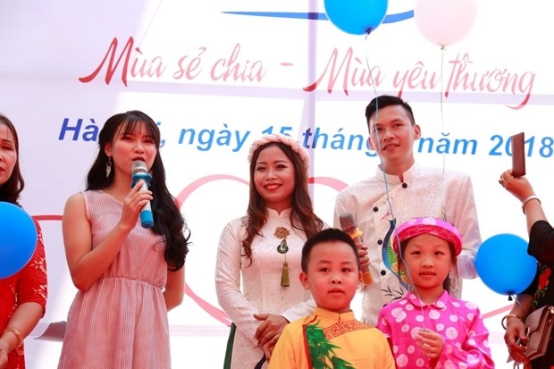 Hơn 100 đôi tình nhân cùng nhau hiến máu  ảnh 1 Hon 100 doi tinh nhan cung nhau hien mau anh 1