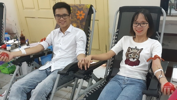 Hơn 100 đôi tình nhân cùng nhau hiến máu  ảnh 2 Hon 100 doi tinh nhan cung nhau hien mau anh 2