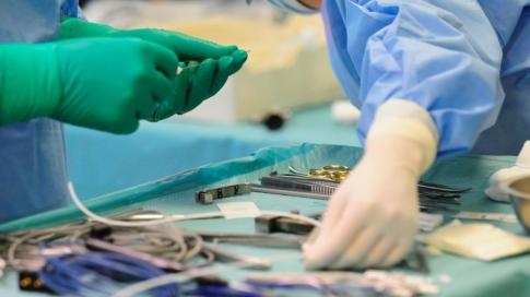 Nguoi dan ong tung 'chet di song lai' vi mac viem tuy cap hinh anh