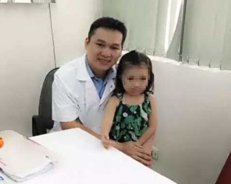 Bé gái được ghép da đầu nhỏ tuổi nhất thế giới ảnh 1 Be gai duoc ghep da dau nho tuoi nhat the gioi anh 1