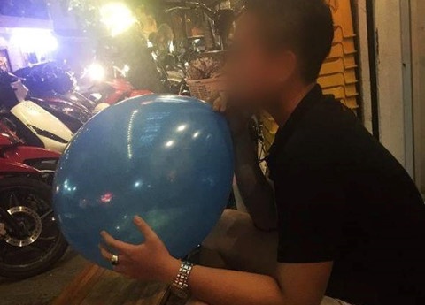 Nam sinh nhap vien vi hut hang chuc qua bong cuoi moi ngay hinh anh