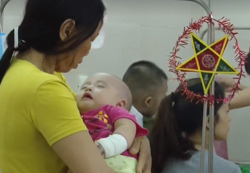 Hang tram tre nhap vien vi cum A anh 1