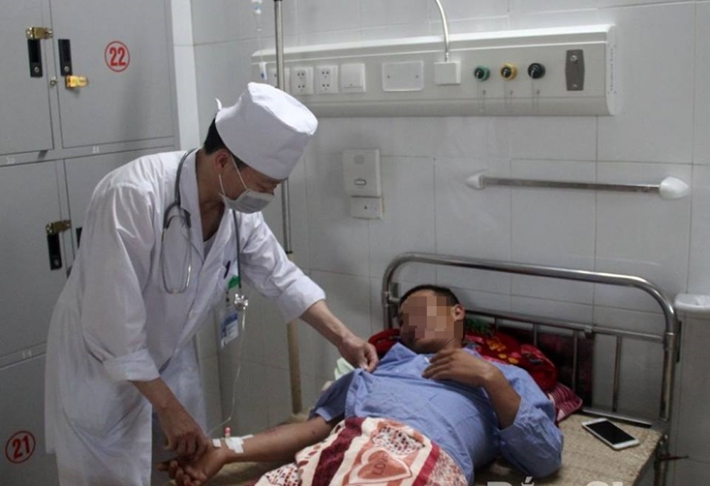 Nam thanh nien hon me vi bi ong vo ve tan cong hinh anh