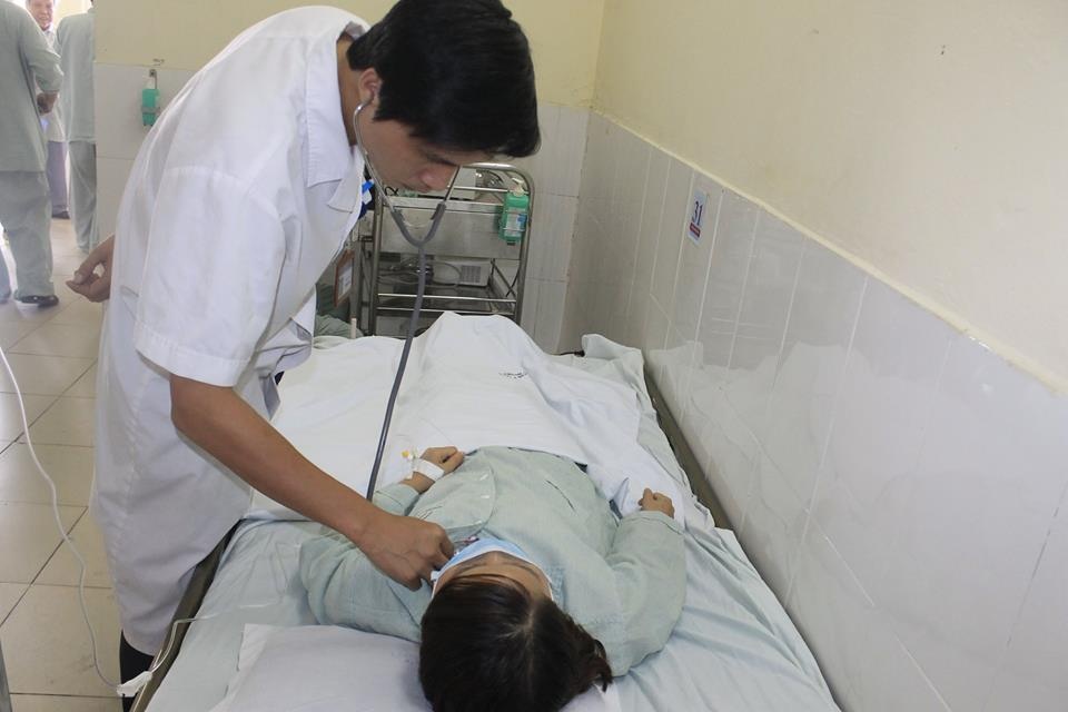 Tuc nguc suot 3 thang vi xuong vit dam vao phe quan hinh anh