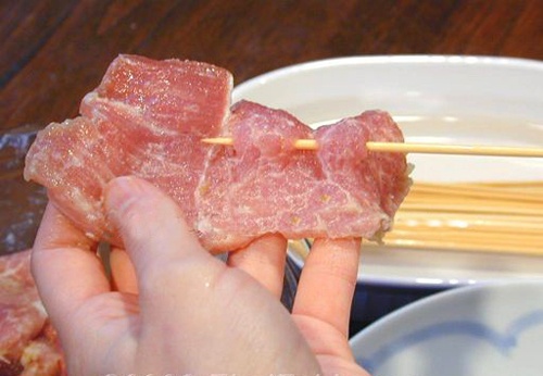 Be trai 5 tuoi vo dot song vi bi que xien thit dam vao nguc hinh anh