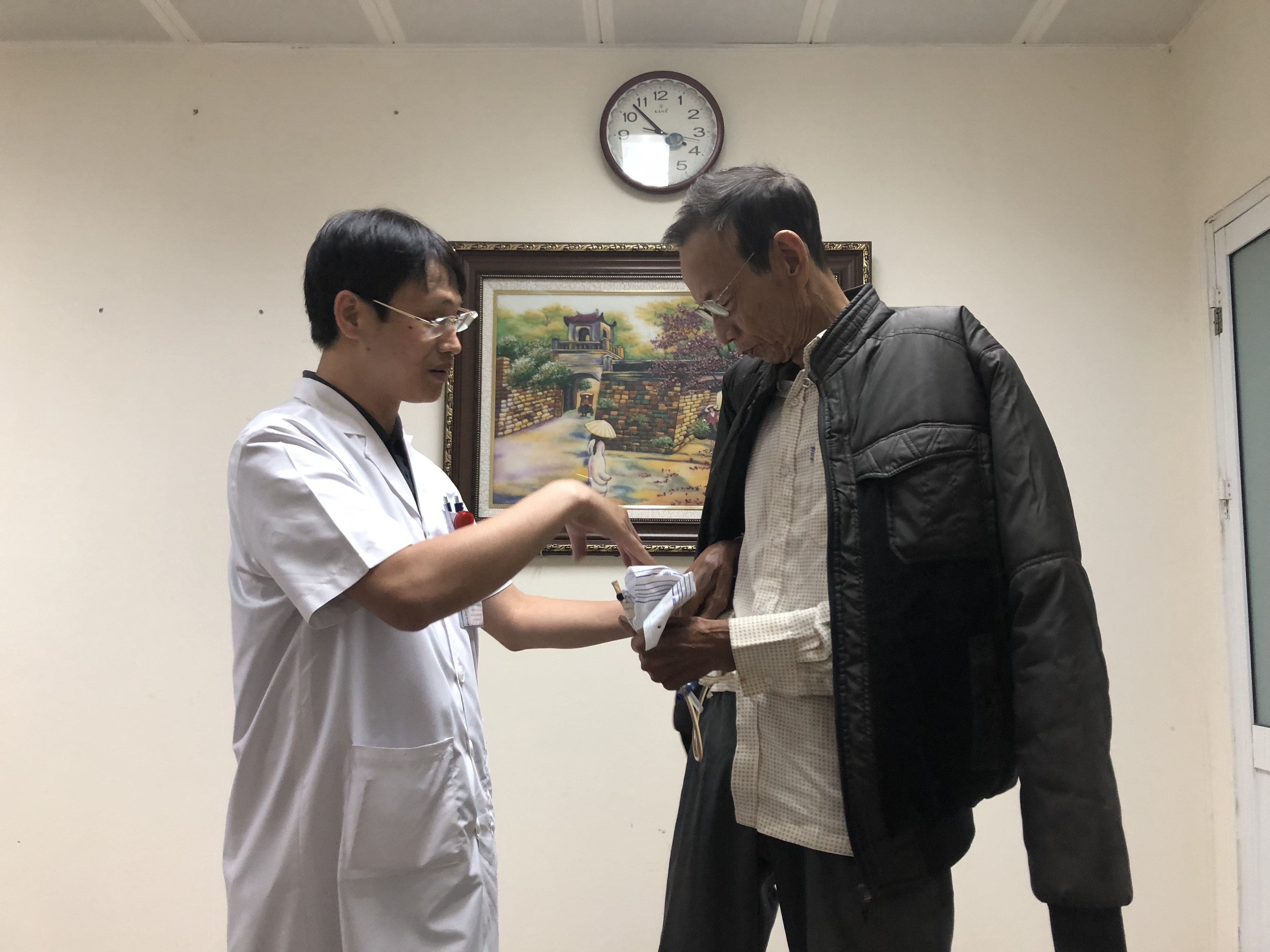 Bac si song khoe manh sau nhieu nam mac ung thu giai doan nang hinh anh