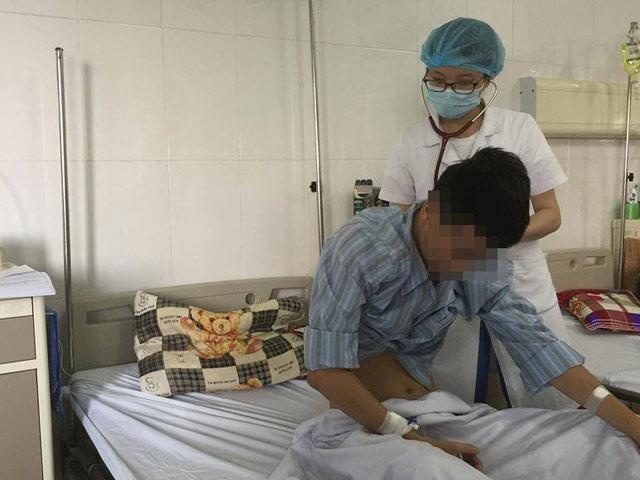 Nam thanh nien nguy kich vi san lam to trong phoi hinh anh