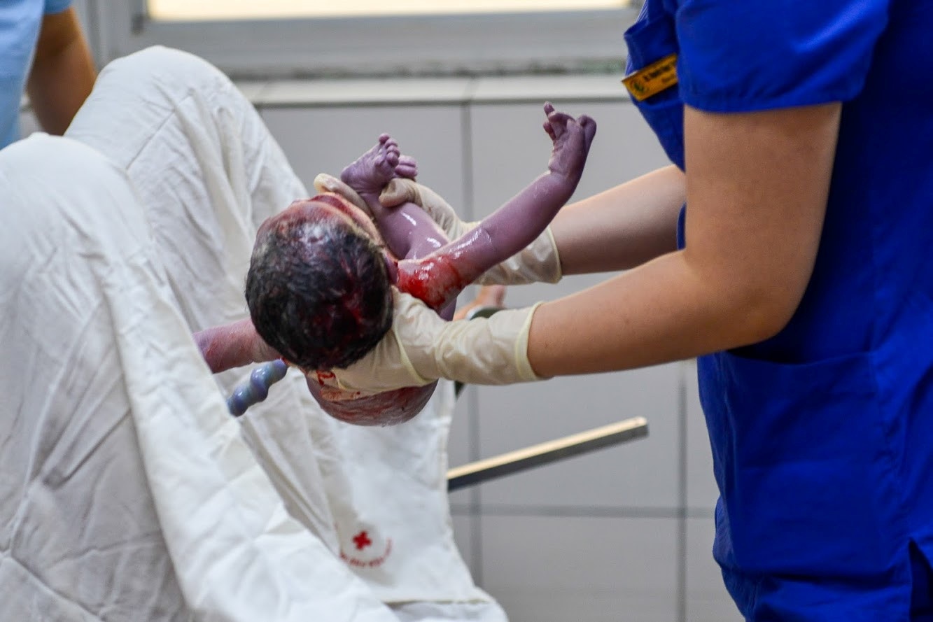 Hang nghin tre mac di tat bam sinh chao doi moi nam hinh anh