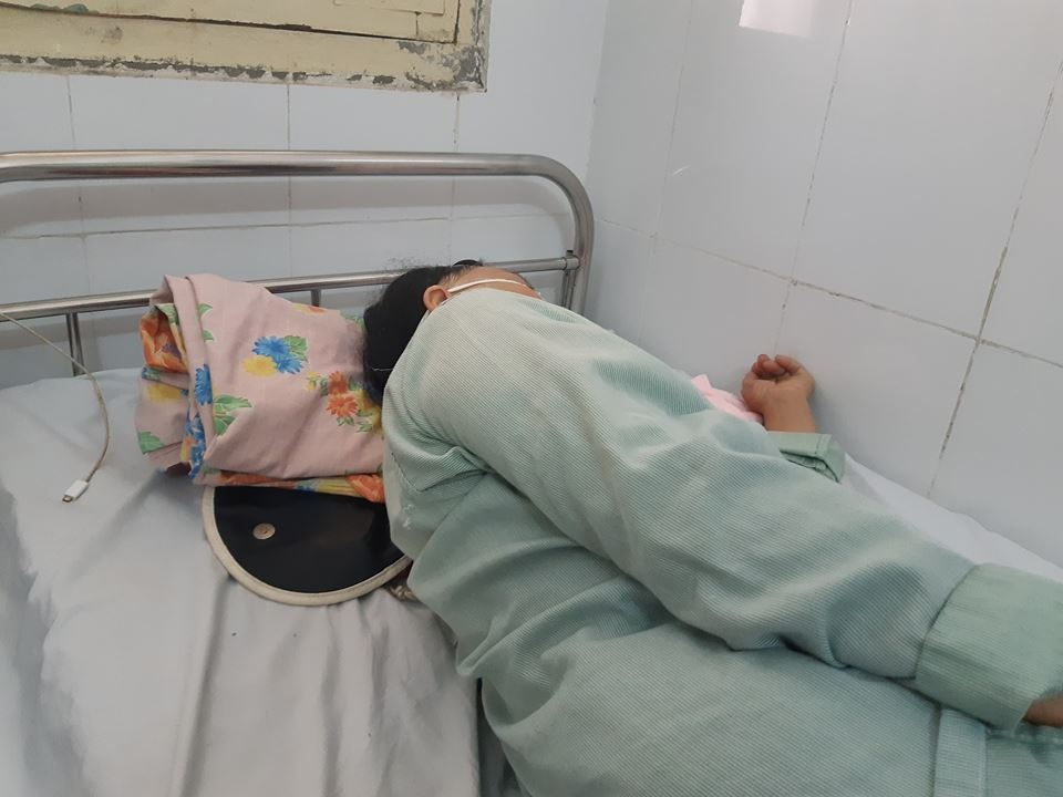 An dau ga, nu benh nhan dau don nhap vien vi bi hoc xuong hinh anh