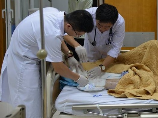 Benh nhan tieu duong nguy kich vi tu y dap la chua vet thuong o chan hinh anh