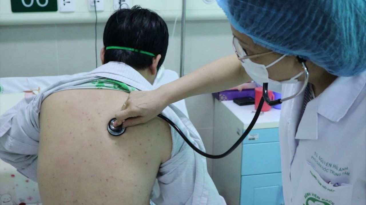 Hy huu nguoi dan ong 43 tuoi mac benh ho ga hinh anh