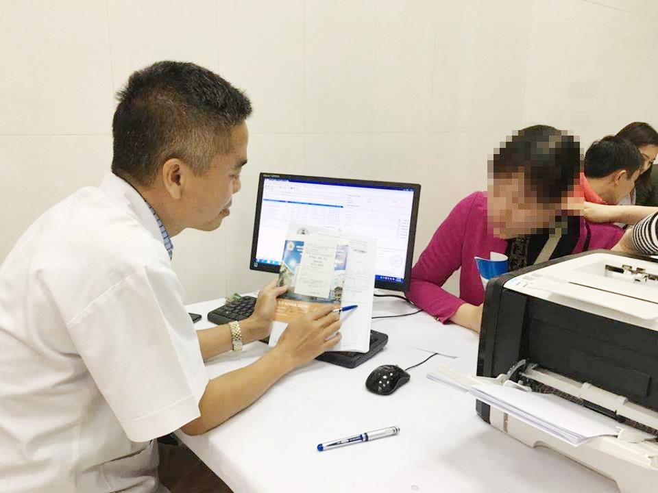 Giao vien truong Thanh Khuong khoc nuc no khi nhiem san lon hinh anh