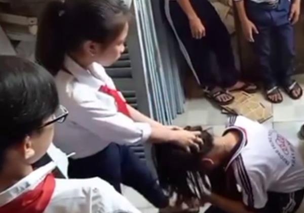 'Nan nhan bi danh hoi dong de bi chan thuong tam than nang' hinh anh