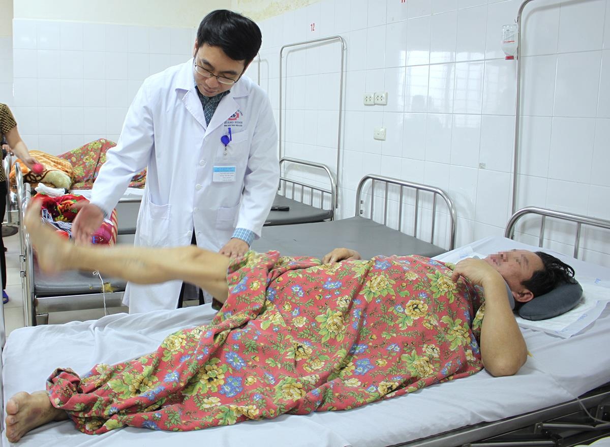 6 tieng phau thuat cuu benh nhan vo dap tuy co, liet tu chi hinh anh