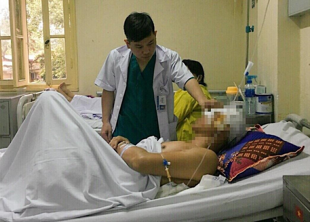 Bam nham nut, nam cong nhan bi may de nat mat hinh anh