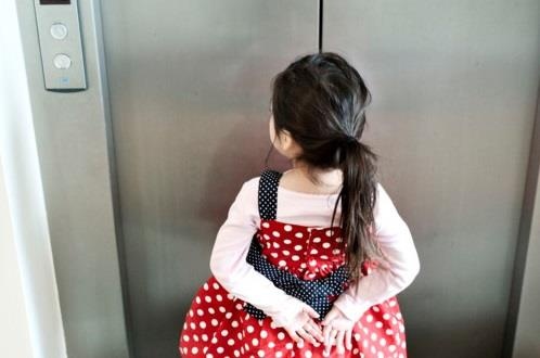 Sam so be gai trong thang may - hanh vi lech lac tinh duc nguy hiem hinh anh