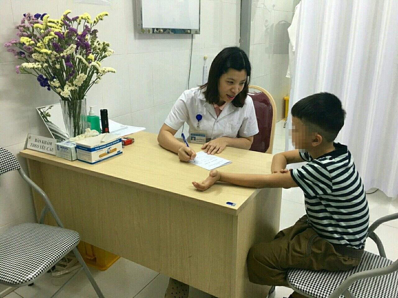 be trai 9 tuoi bi lot toan bo da duong v anh 1