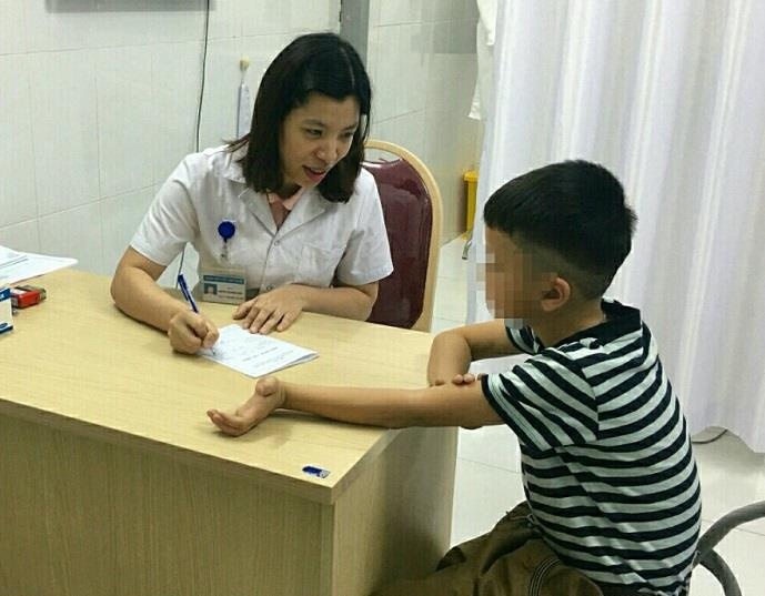 Treo cay, be trai bi lot toan bo da duong vat hinh anh
