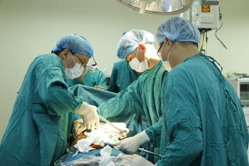 phẫu thuật nội soi trị lõm ngực bẩm sinh ảnh 1 phau thuat noi soi tri lom nguc bam sinh anh 1