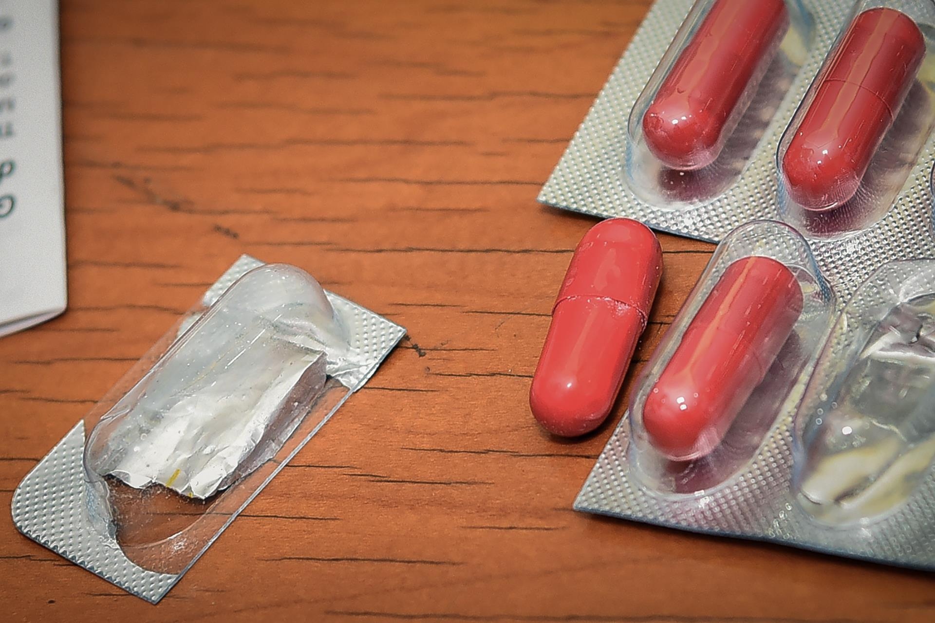 Benh vien Bach Mai chan chinh nhan vien nha thuoc bi to ban thuoc loi hinh anh