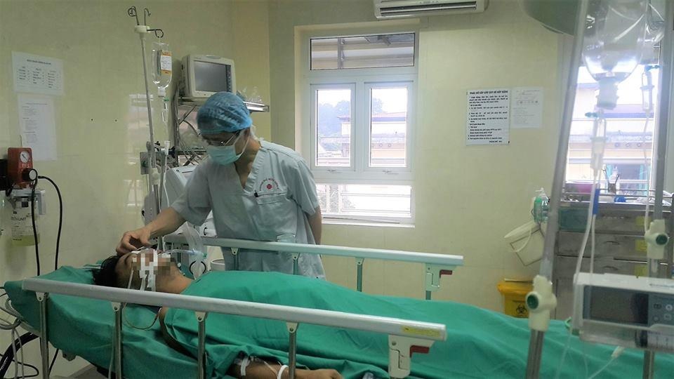 nam thanh niên bị thanh sắt đâm thấu ngực ảnh 1 nam thanh nien bi thanh sat dam thau nguc anh 1