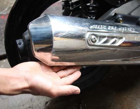 Be trai bi tam op inox cua xe Honda Air Blade cat dut roi ngon chan hinh anh