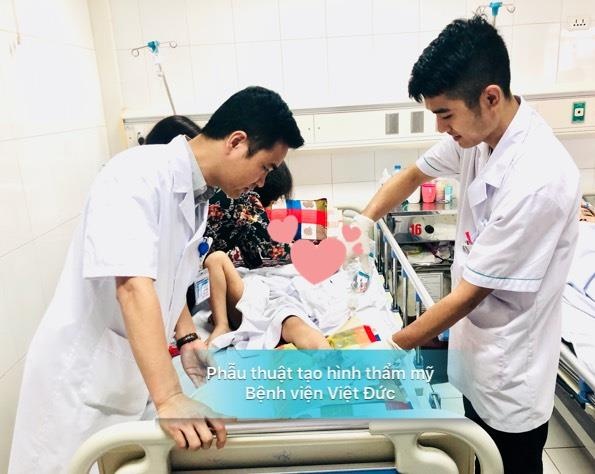 Bé trai bị tắm chắn xe máy Airblade cắt đứt rời  ảnh 1 Be trai bi tam chan xe may Airblade cat dut roi anh 1