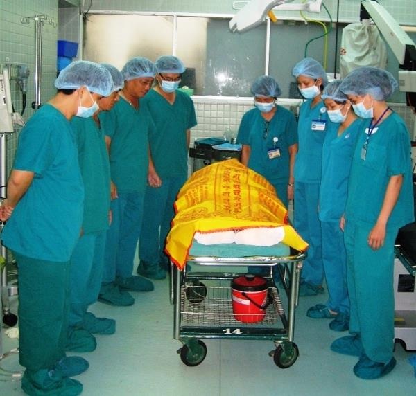Cúi đầu tri ân trước cái chết của người đàn ông ảnh 2 Cui dau tri an truoc cai chet cua nguoi dan ong anh 2