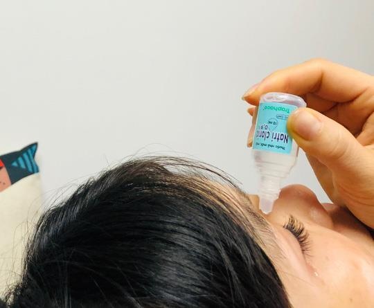 Suýt mù vì dụi côn trùng bay vào mắt ảnh 1 Suyt mu vi dui con trung bay vao mat anh 1