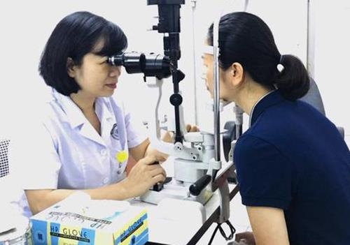 Nu sinh 16 tuoi suyt mu vi dui con trung bay vao mat hinh anh