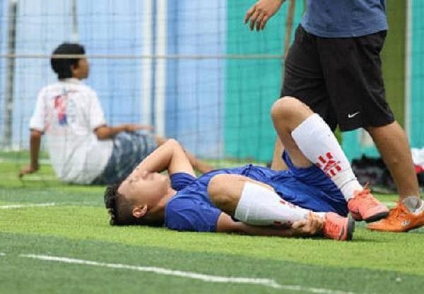 Nguyen nhan khien nam bac si tu vong khi da bong giua troi nang hinh anh