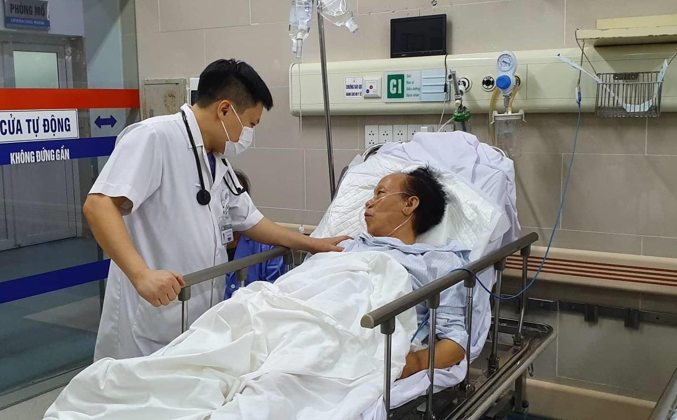 Nang nong ky luc, bac si lam viec ngay dem vi benh nhan cap cuu tang hinh anh