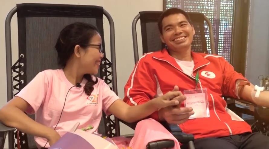 Hanh phuc ngot ngao cua nu benh nhan tan mau 23 nam gan bo voi vien hinh anh