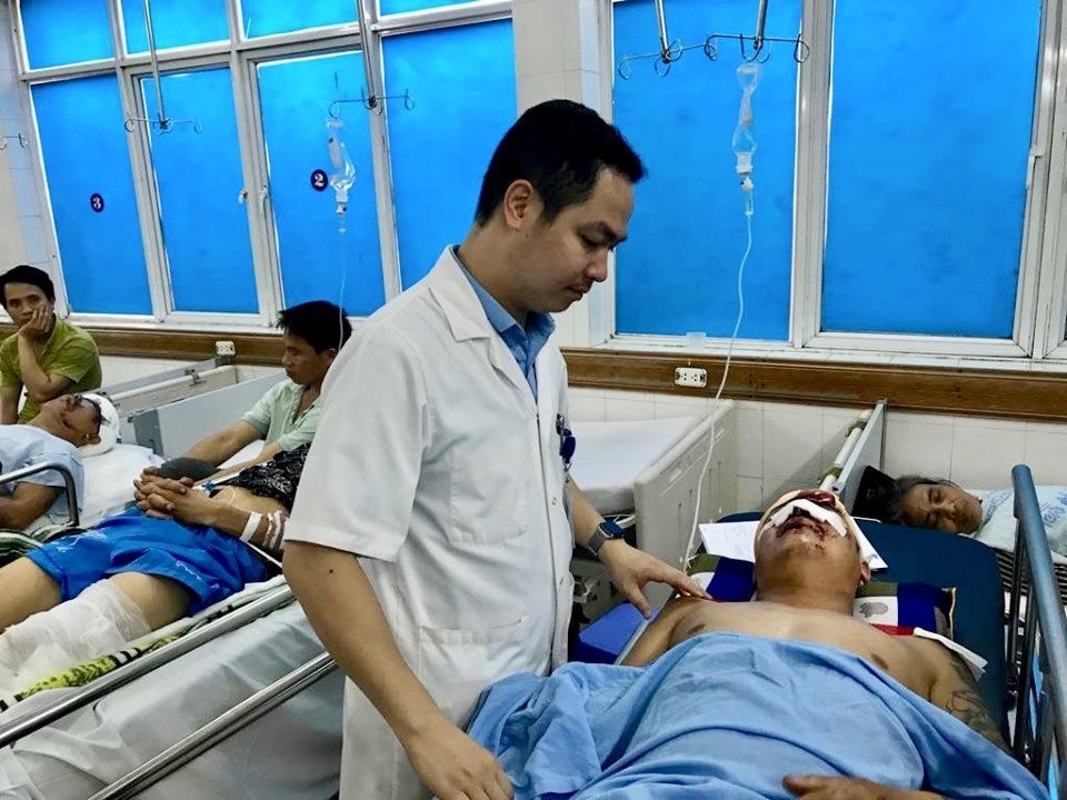 Cap cuu tai nan vi ruou bia - noi am anh bac si truc ngay nghi le hinh anh