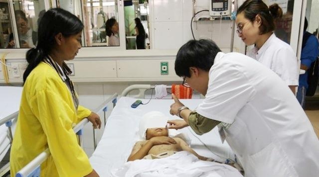 Be trai bi mat tai, loc toan bo da dau vi cho becgie tan cong hinh anh