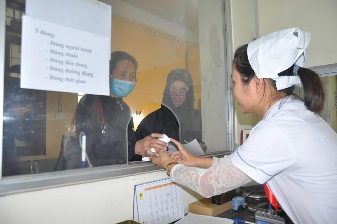 'Thuong nong' 1,8 trieu dong cho nguoi dua benh nhan HIV di dieu tri hinh anh