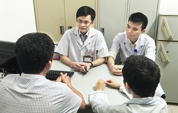 Bo me cau cuu bac si tam than vi con trai nghich khong biet met hinh anh