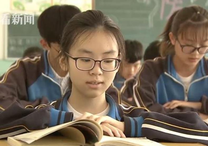 Dieu ky dieu roi nuoc mat cua co be mac chung xo cung teo co hinh anh