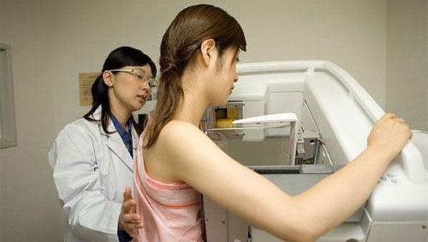 Co gai 24 tuoi phai cat bo nguc sau khi dung thuoc tri mun hinh anh