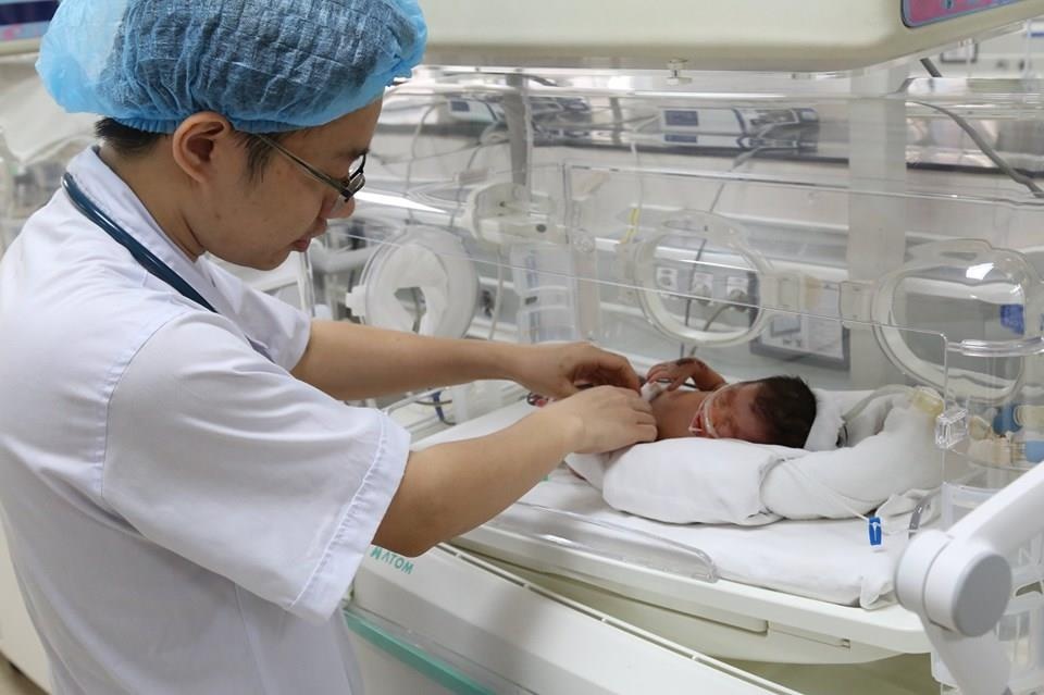 Bé sinh non 1, 5 kg bị bỏ rơi trên đê ảnh 1 Be sinh non 1, 5 kg bi bo roi tren de anh 1