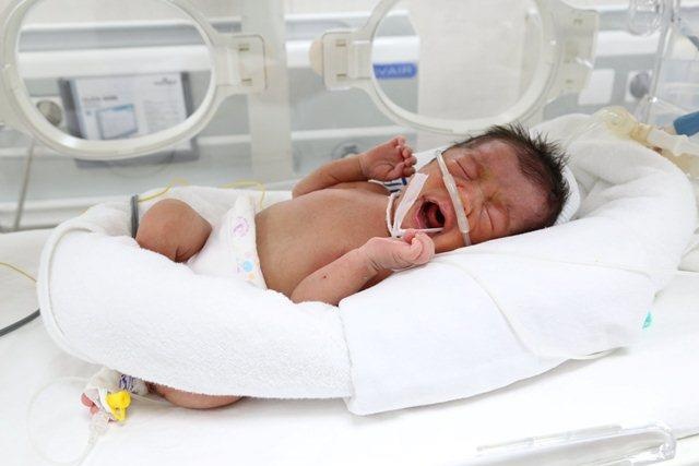 Bé sinh non 1, 5 kg bị bỏ rơi trên đê ảnh 2 Be sinh non 1, 5 kg bi bo roi tren de anh 2