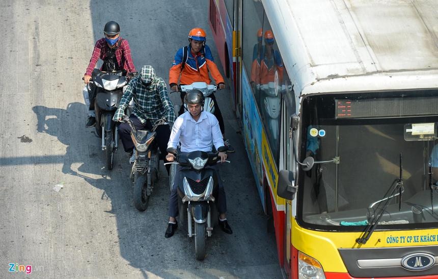 Ngồi yên xe nóng giữa trời hơn 40 độ  ảnh 1 Ngoi yen xe nong giua troi hon 40 do anh 1